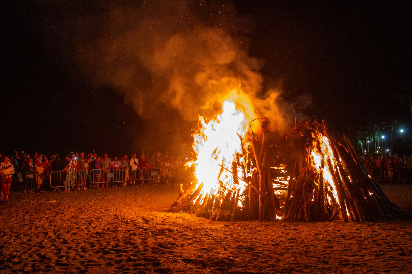 La Costa Tropical saborea la magia de la noche de San Juan, en imágenes