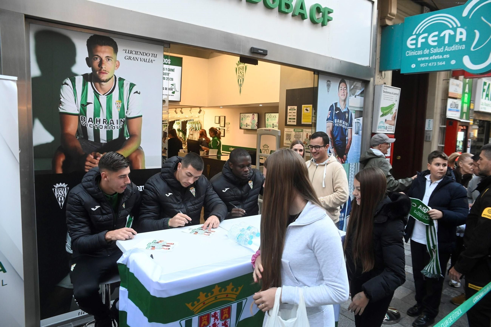Furor en la tienda del Córdoba CF: las fotos de la firma de autógrafos de Requena, Fomeyem y Adri Fuentes