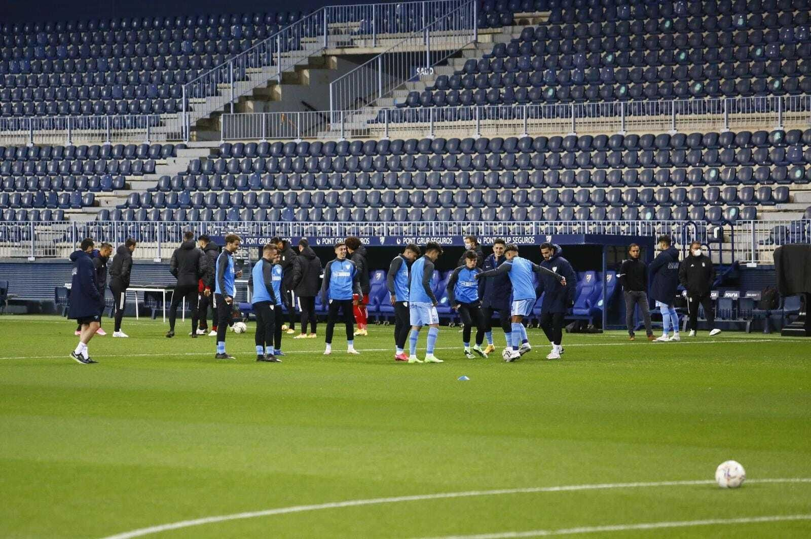 Las fotos del recibimiento al equipo y el calentamiento antes del Málaga - Cartagena