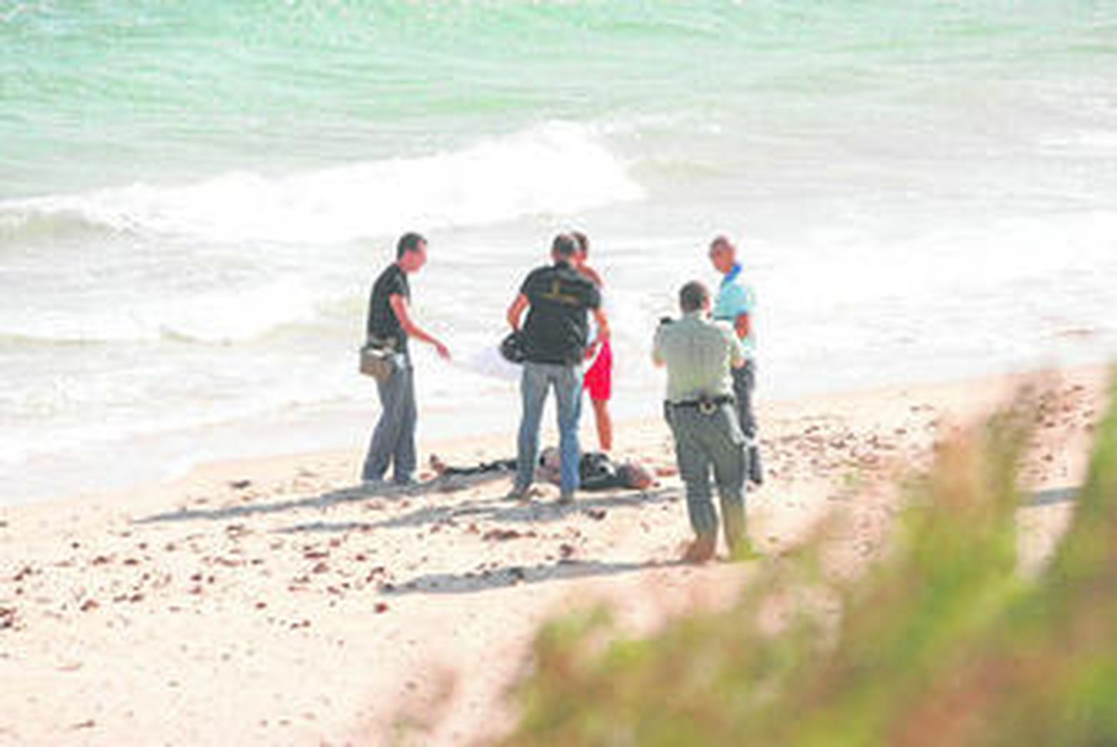 Efectivos de la Guardia Civil y Salvamento, ayer, junto al cadáver.