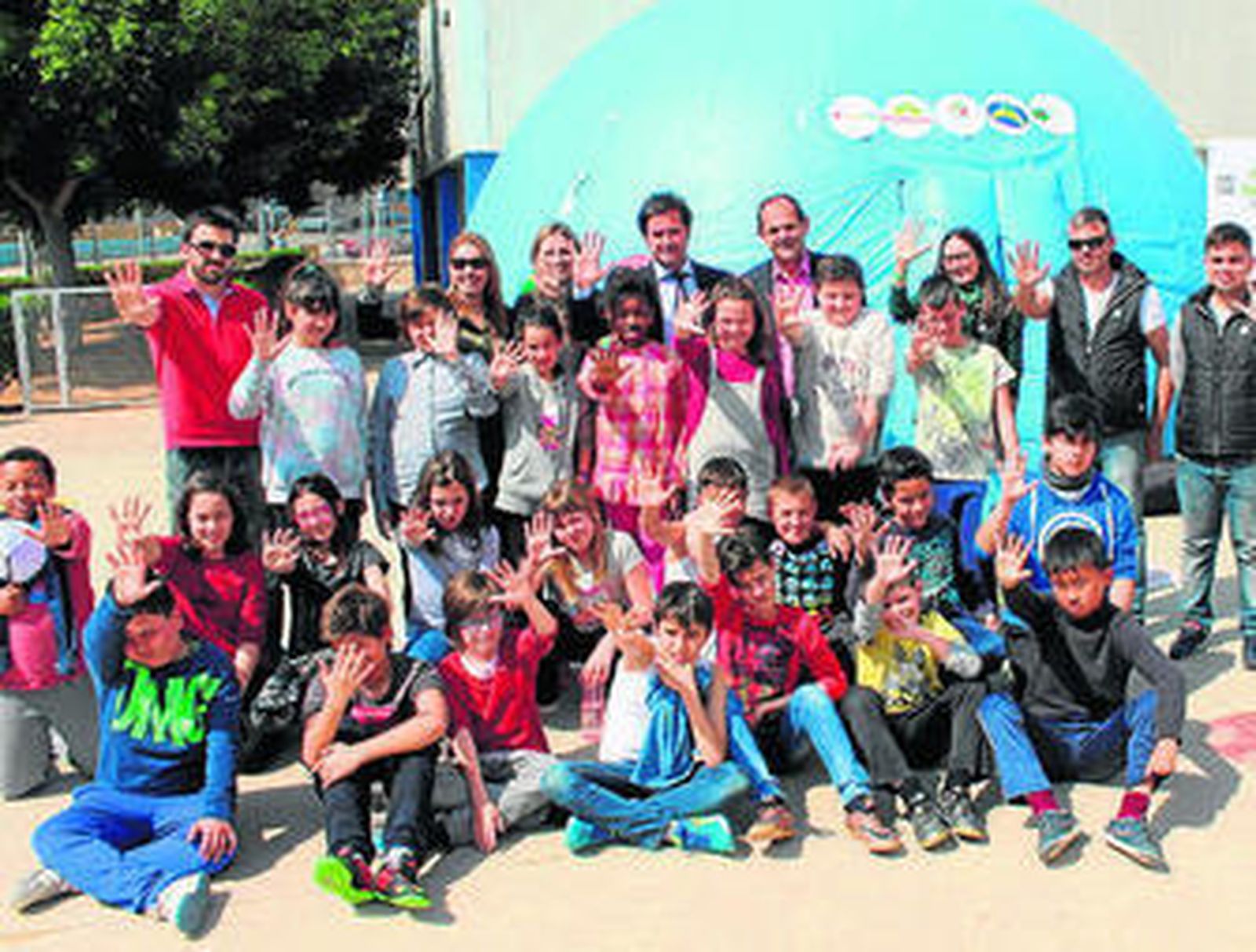 Los escolares practicando con el club de remo.