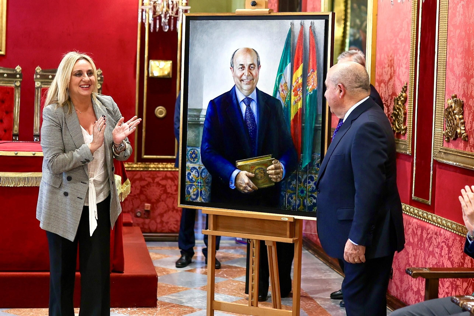 El retrato de Torres Hurtado ya luce en el Ayuntamiento de Granada
