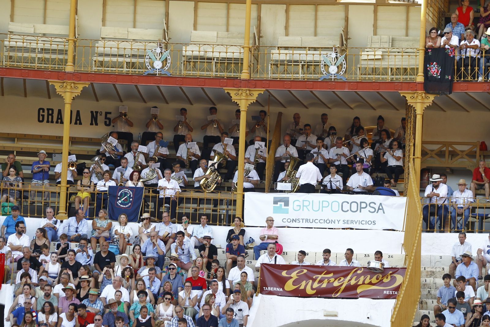 Imágenes del 'ambiente' en la corrida de toros de la Feria de Almería, con los diestros Morante de la Puebla, El Juli y Tomás Rufo