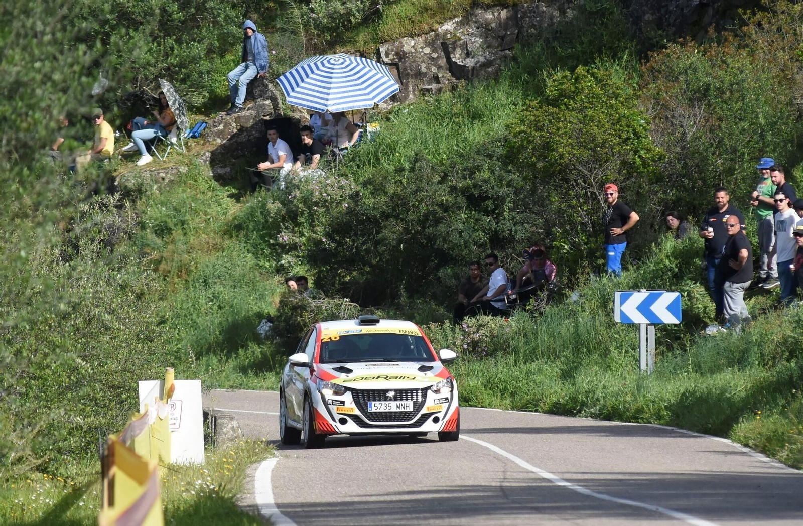 Rallye de Sierra Morena, con un grupo de aficionados al fondo.