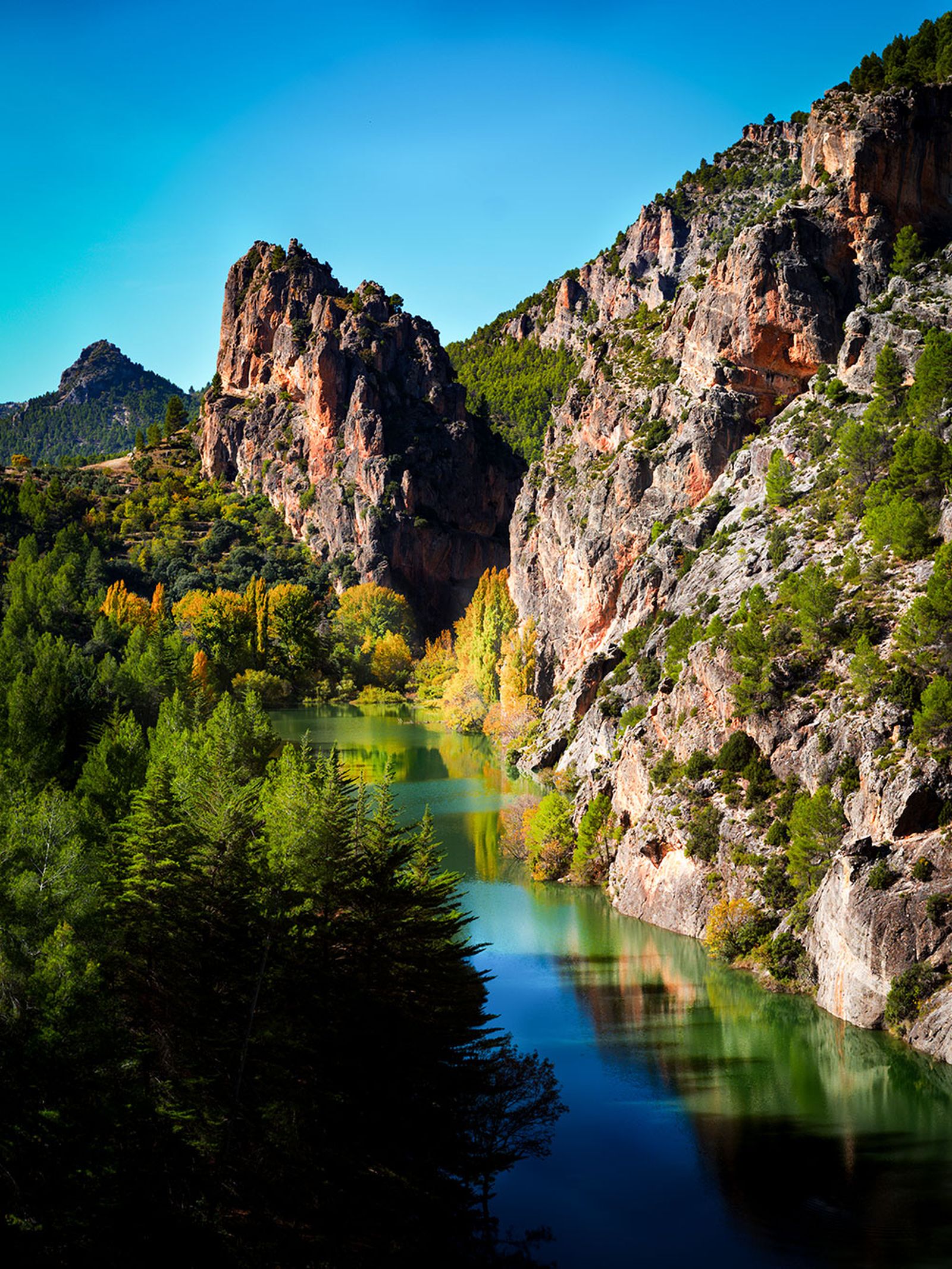 Valle del río Zumeta, un corredor natural de aguas esmeralda y paredes calizas que atraviesa algunos de los paisajes más salvajes y espectaculares de la Sierra de Segura.