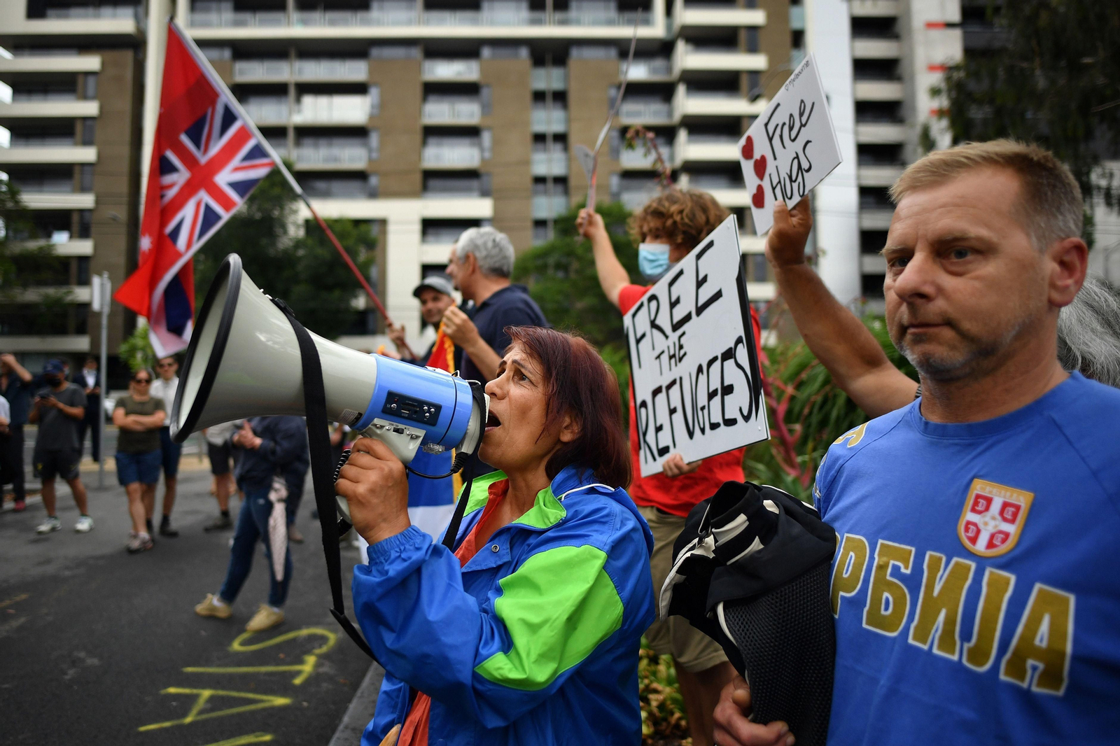 Manifestantes antivacunas frente al hotel de Djokovic