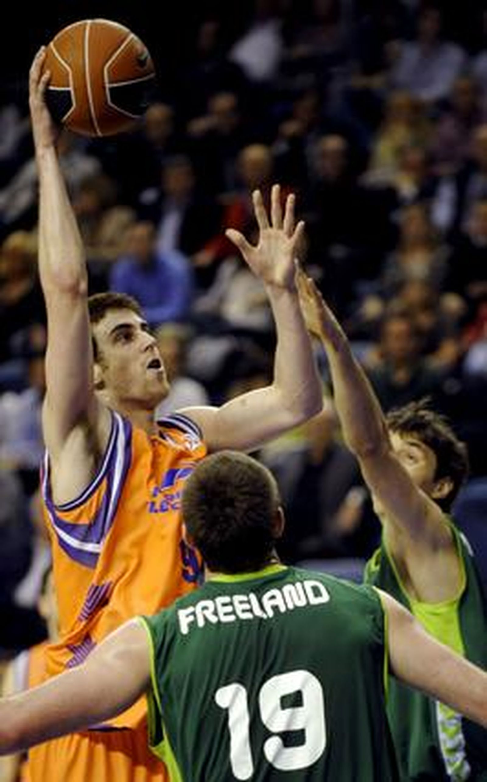 El Unicaja cae ante el Valencia lastrado por una mala primera parte. / EFE
