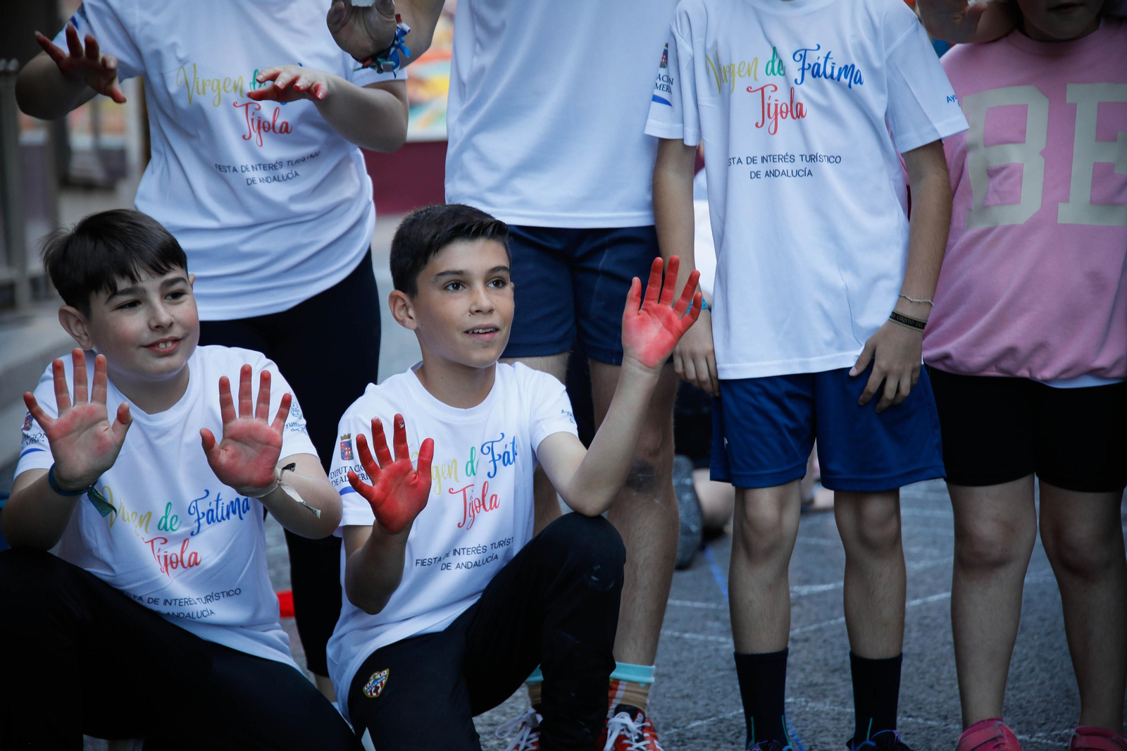 Así es la alfombra de serrín de 60 metros en el Paseo de Almería, en imágenes.