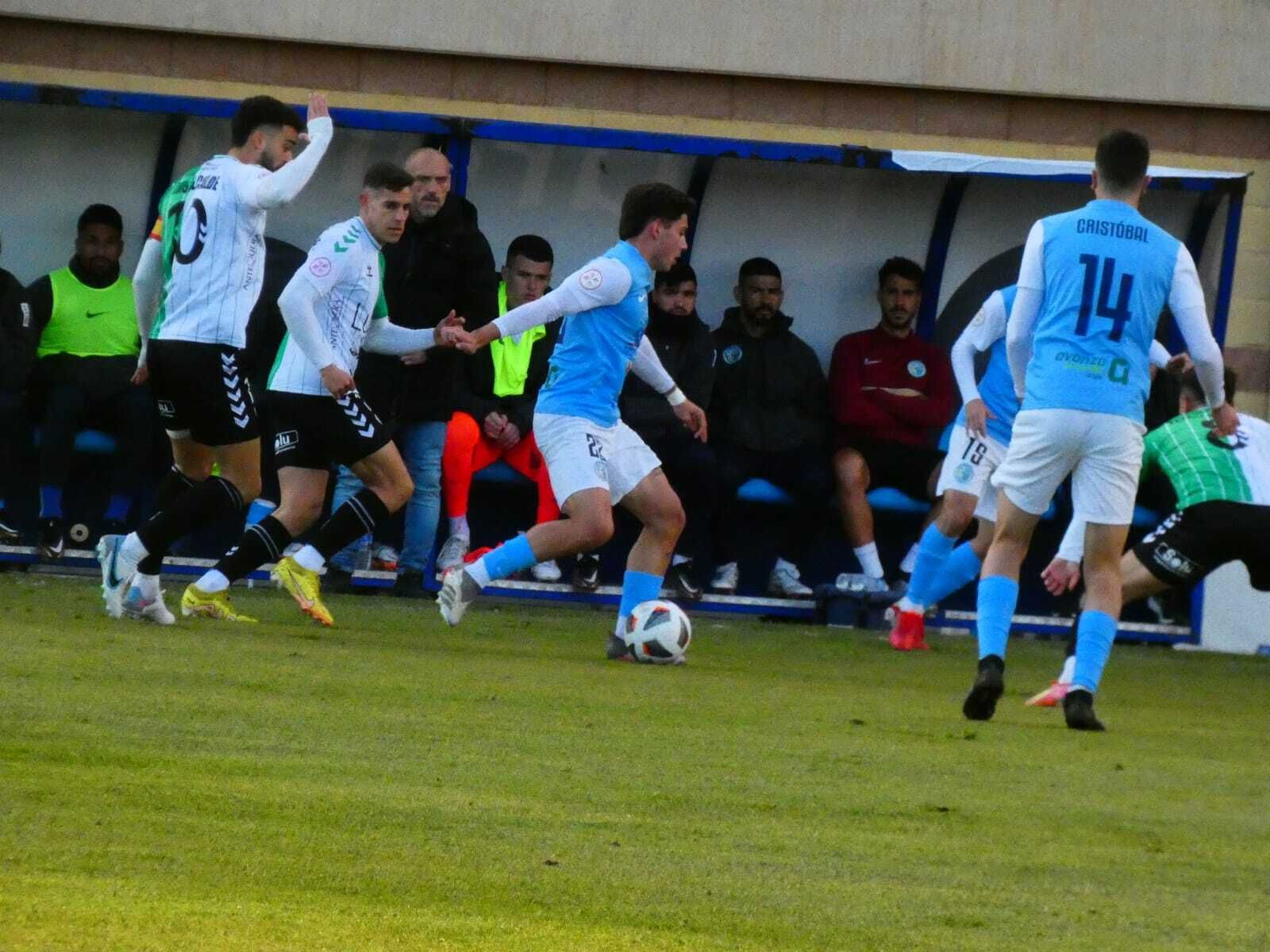 Sato conduce un balón durante el encuentro contra el Antequera.