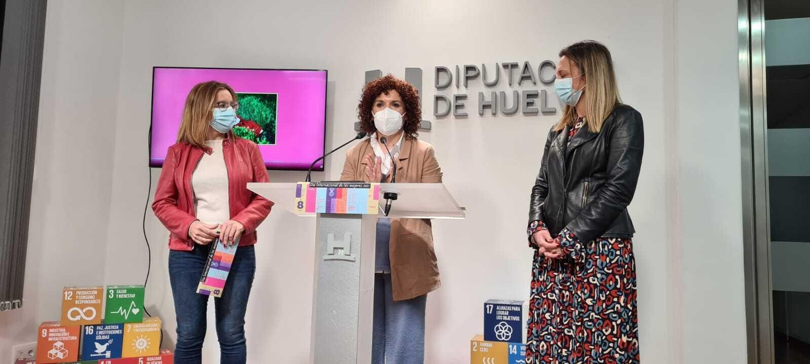 Cinta Martos, María Eugenia Limón y María José Pulido en la rueda de prensa de  hoy.