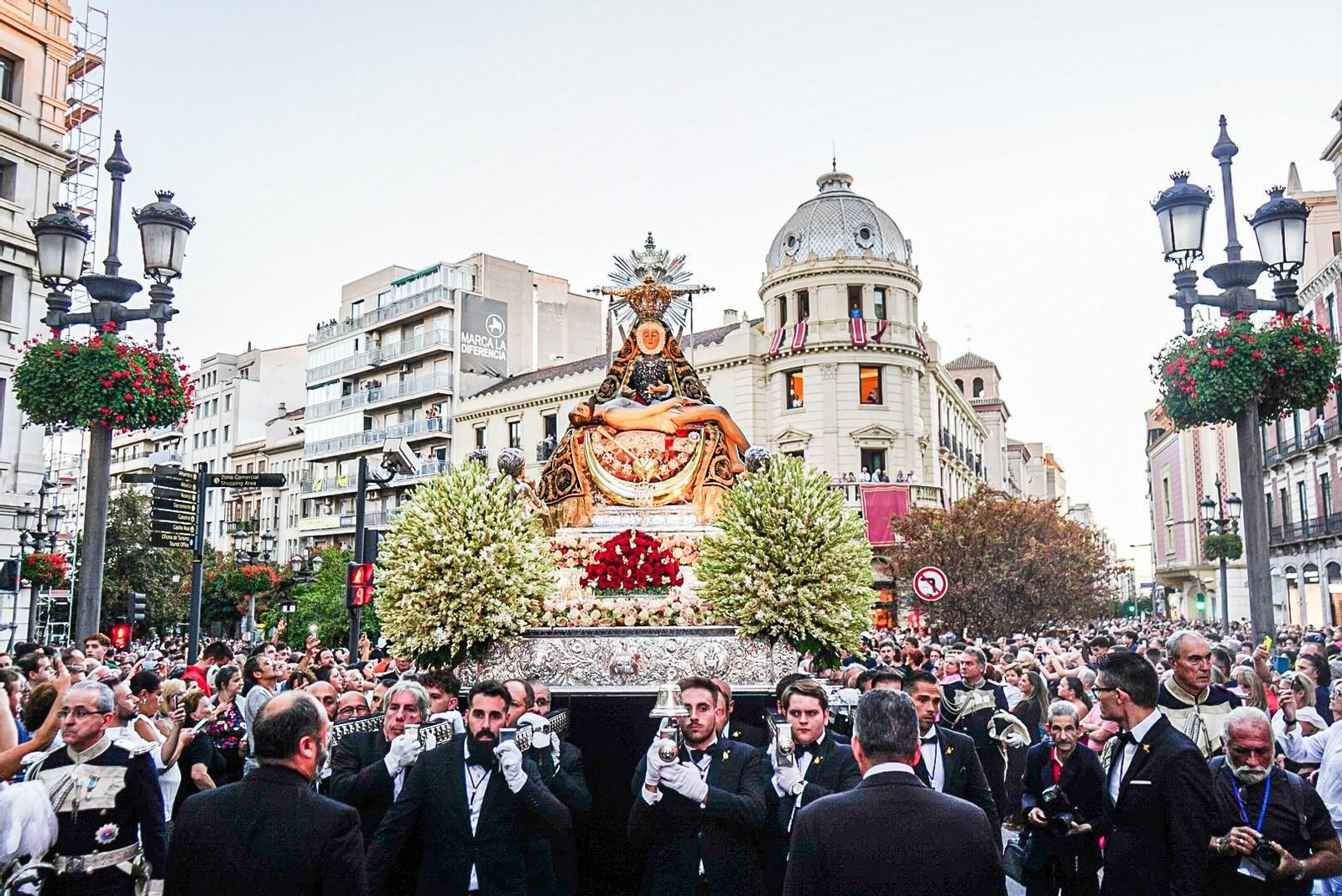 La procesión de la Virgen de las Angustias por Granada, en imágenes