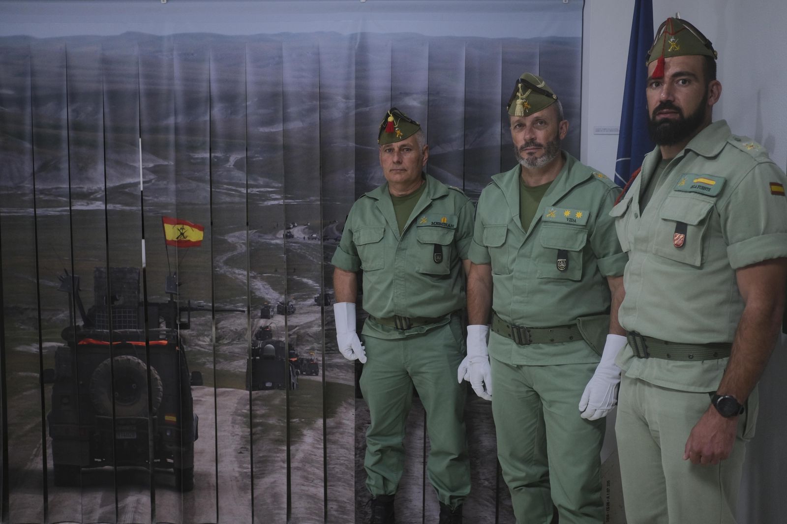 Merchán, Vida y La Fuente junto a una imagen real de la misión en Afganistán.