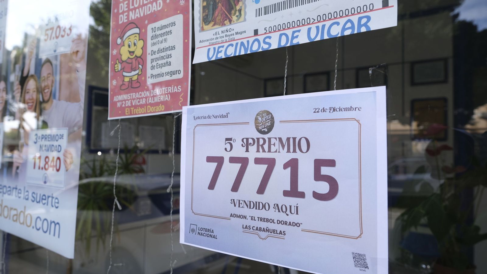 La lluvia de millones de la Lotería de Navidad llega a Roquetas, Las Norias, Las Cabañuelas y a Almería, en fotos