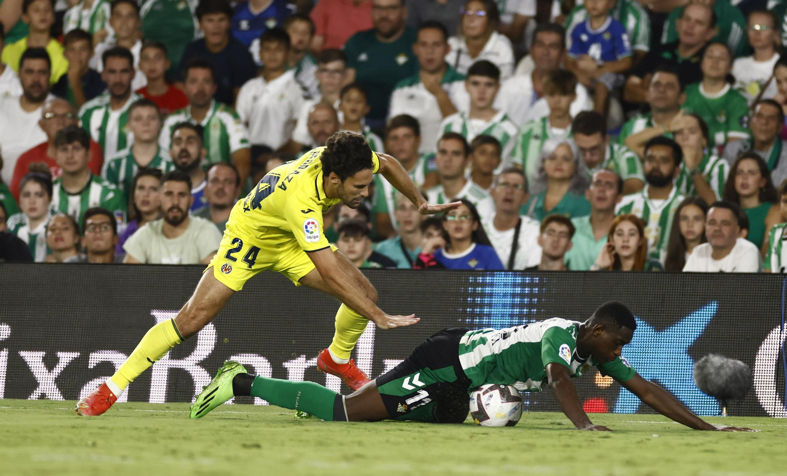 Luiz Henrique cae sobre el balón al tocarle Pedraza por detrás.