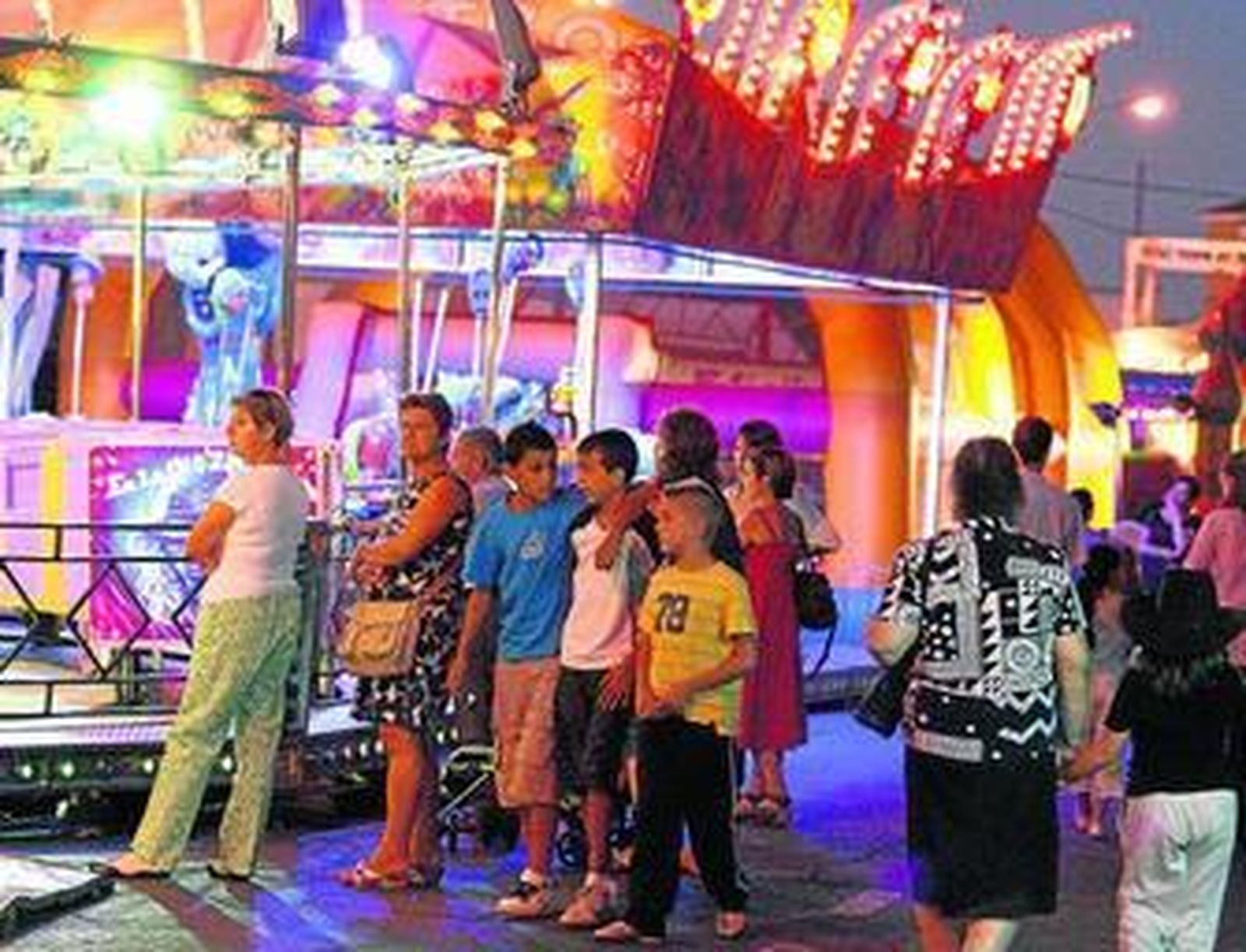 Ciudadanos onubenses disfrutan de las atracciones en una edición anterior de las fiestas.