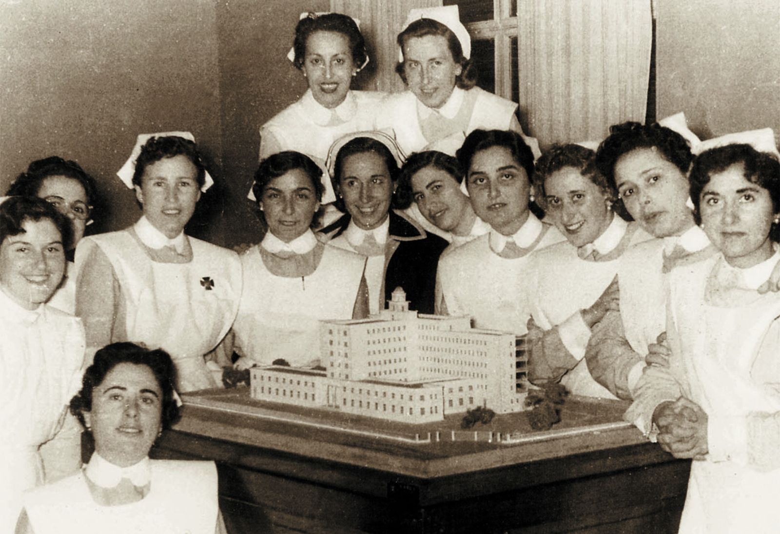 Un grupo de enfermeras, con la maqueta de la nueva residencia sanitaria Zamacola.