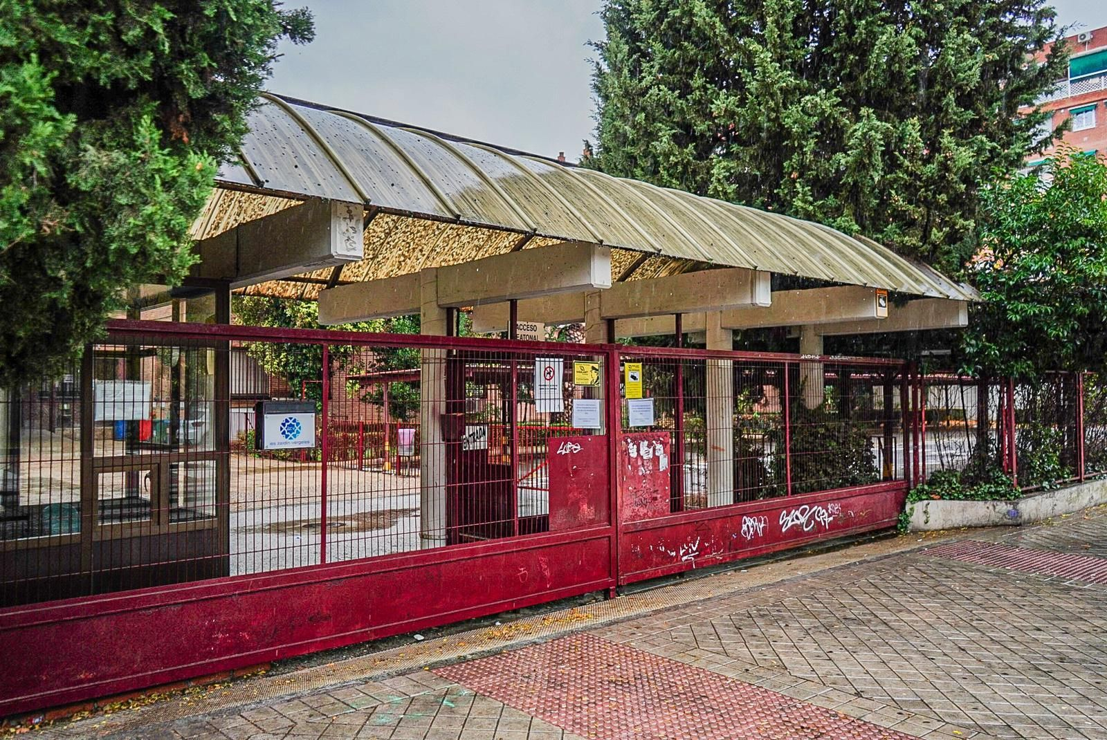 Imagen de un colegio de la capital cerrado por las lluvias.