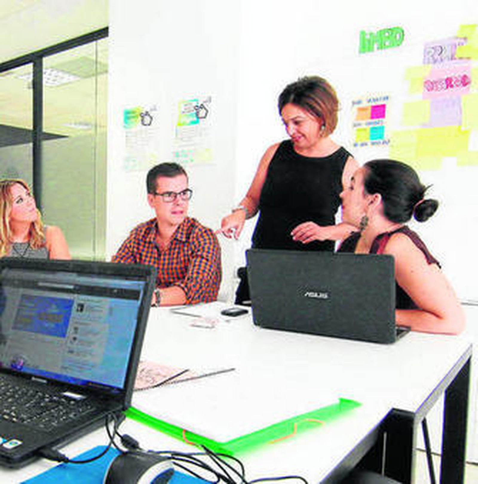 La alcaldesa visita la Lanzadera de Empleo del TIC Séneca.