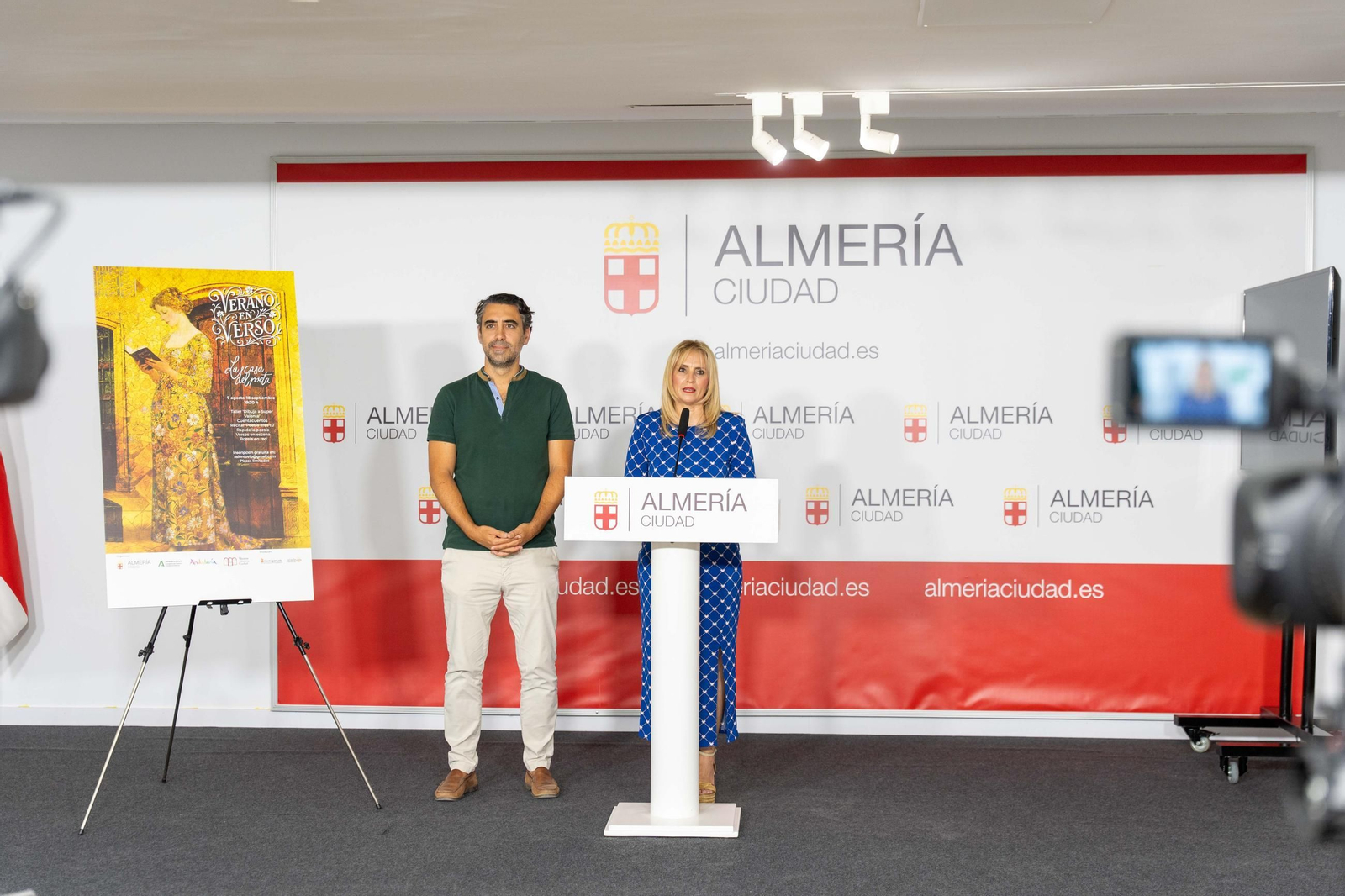 El concejal Joaquín Pérez de la Blanca con Emilia Álvarez.