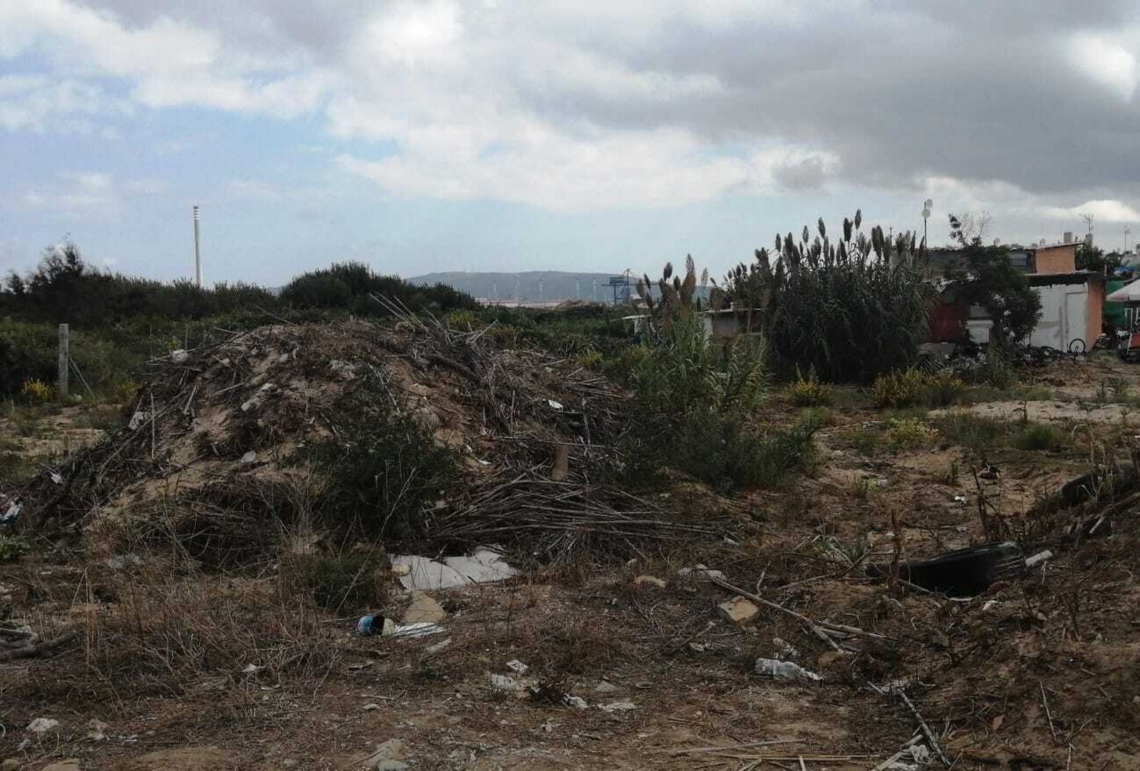 Escombros quemados en un solar de la calle Cabo Lastre, en Algeciras.