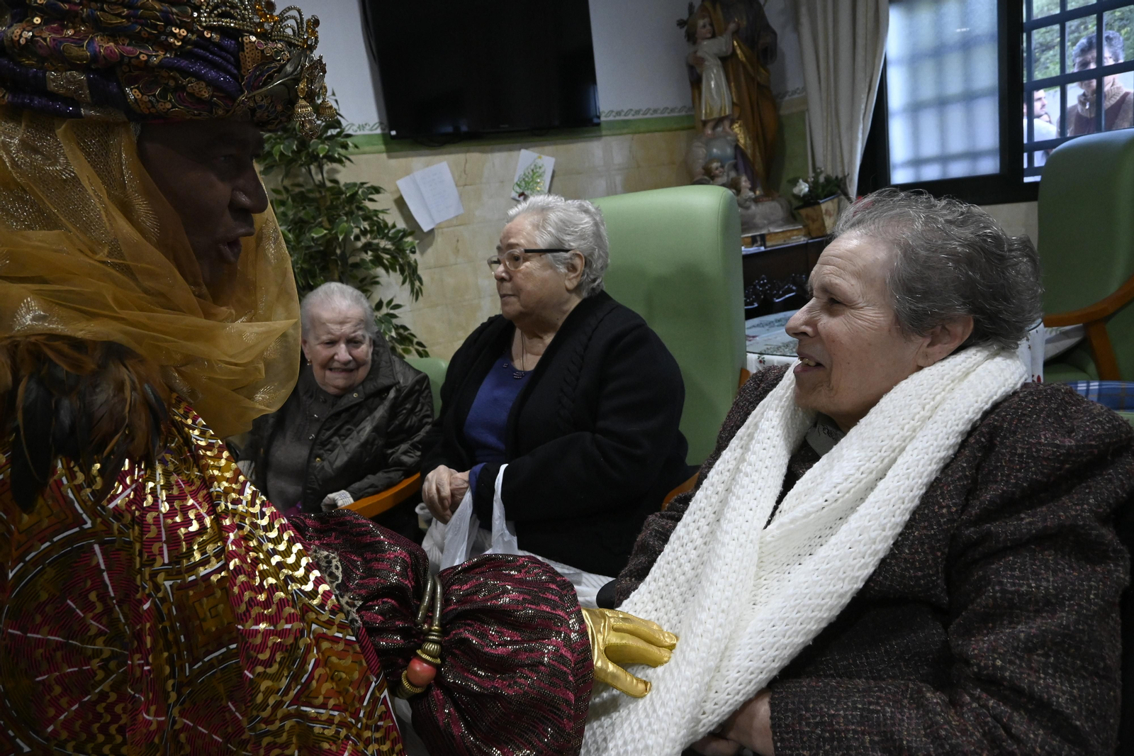 Visita de los Reyes Magos a los ancianos de los asilos de Huelva, en imágenes
