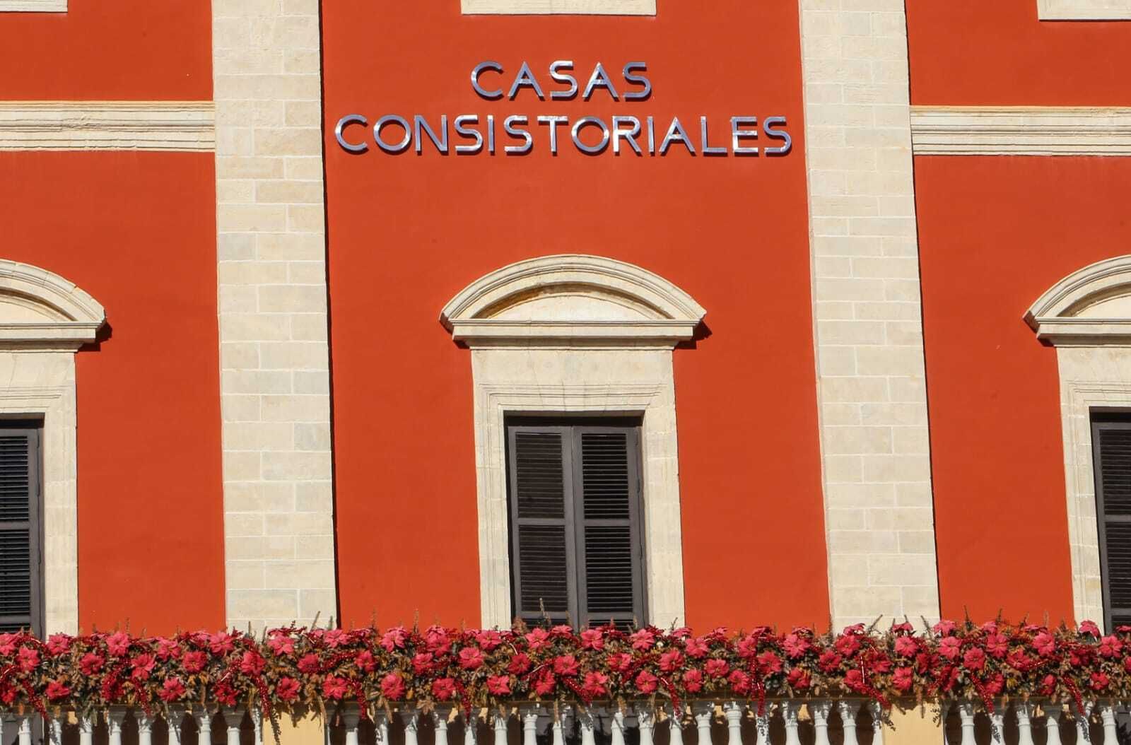 Rótulo colocado en la fachada principal del Ayuntamiento isleño.