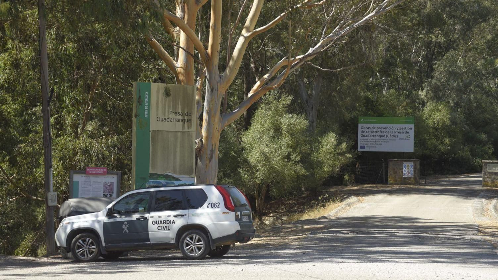 Un vehículo de la Guardia Civil en el acceso a la presa de Guadarranque, este viernes.