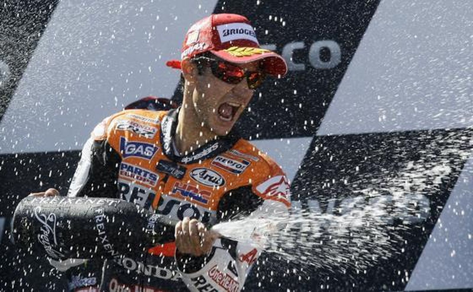 Pedrosa celebra su triunfo.  Foto: Efe/Reuters/AFP