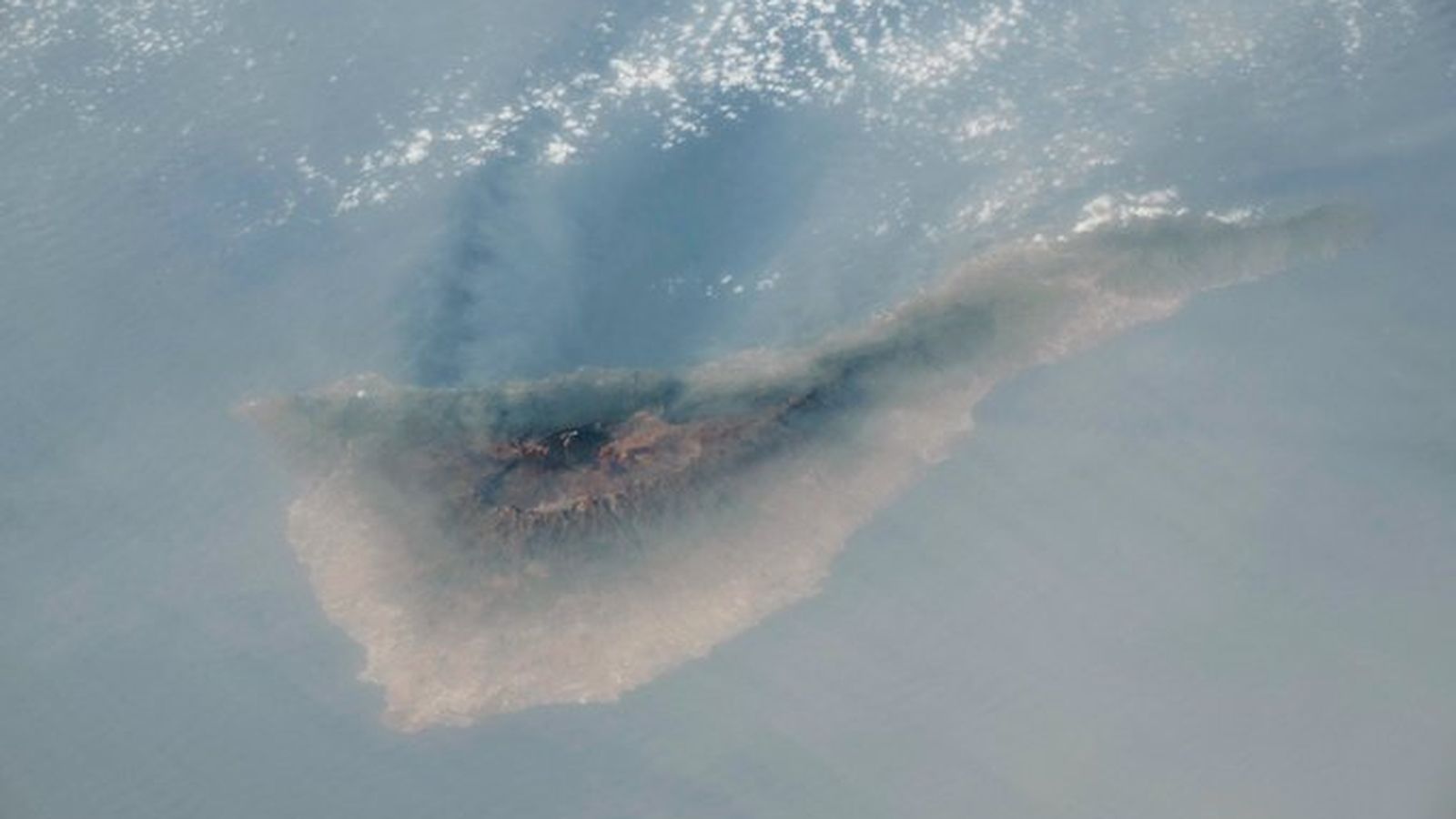 Detalle del Teide entre la nube de polvo que rodeaba la isla.