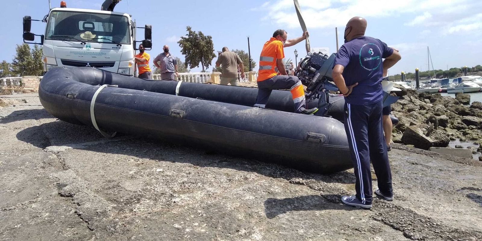 El momento en que es retirada la embarcación por la rampa de varada junto a la Playa de la Puntilla.