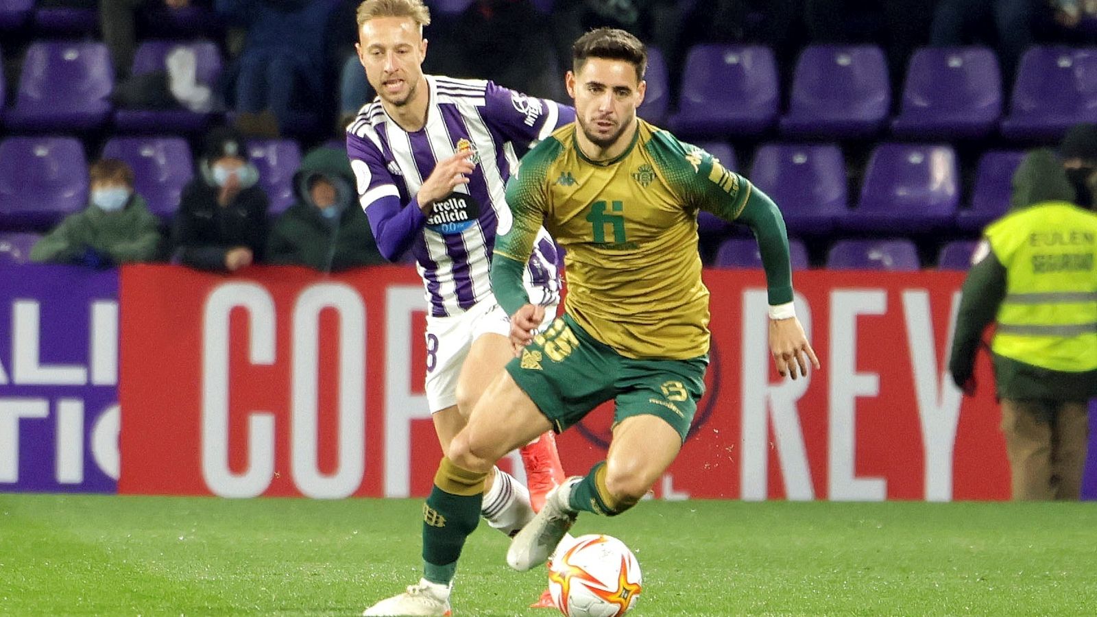 Álex Moreno conduce la pelota.