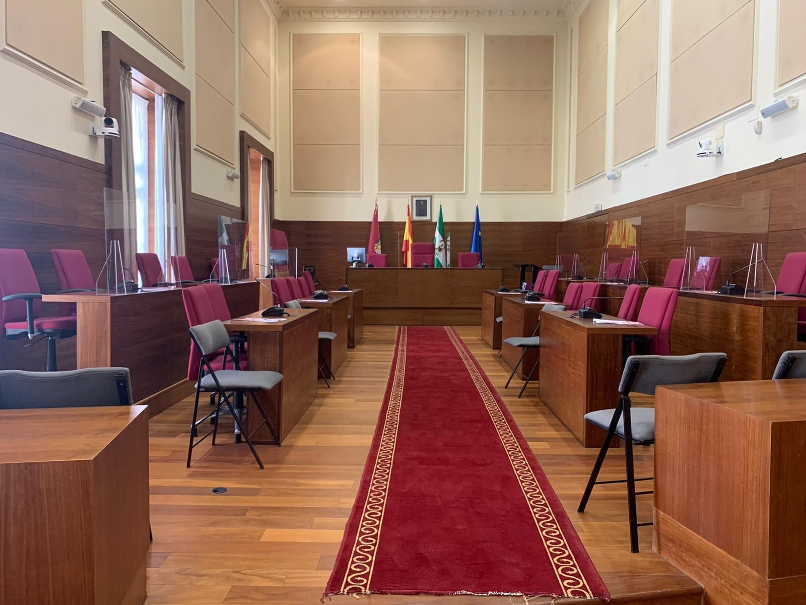 Mamparas que se han instalado entre las distintas bancadas del Salón de Plenos.