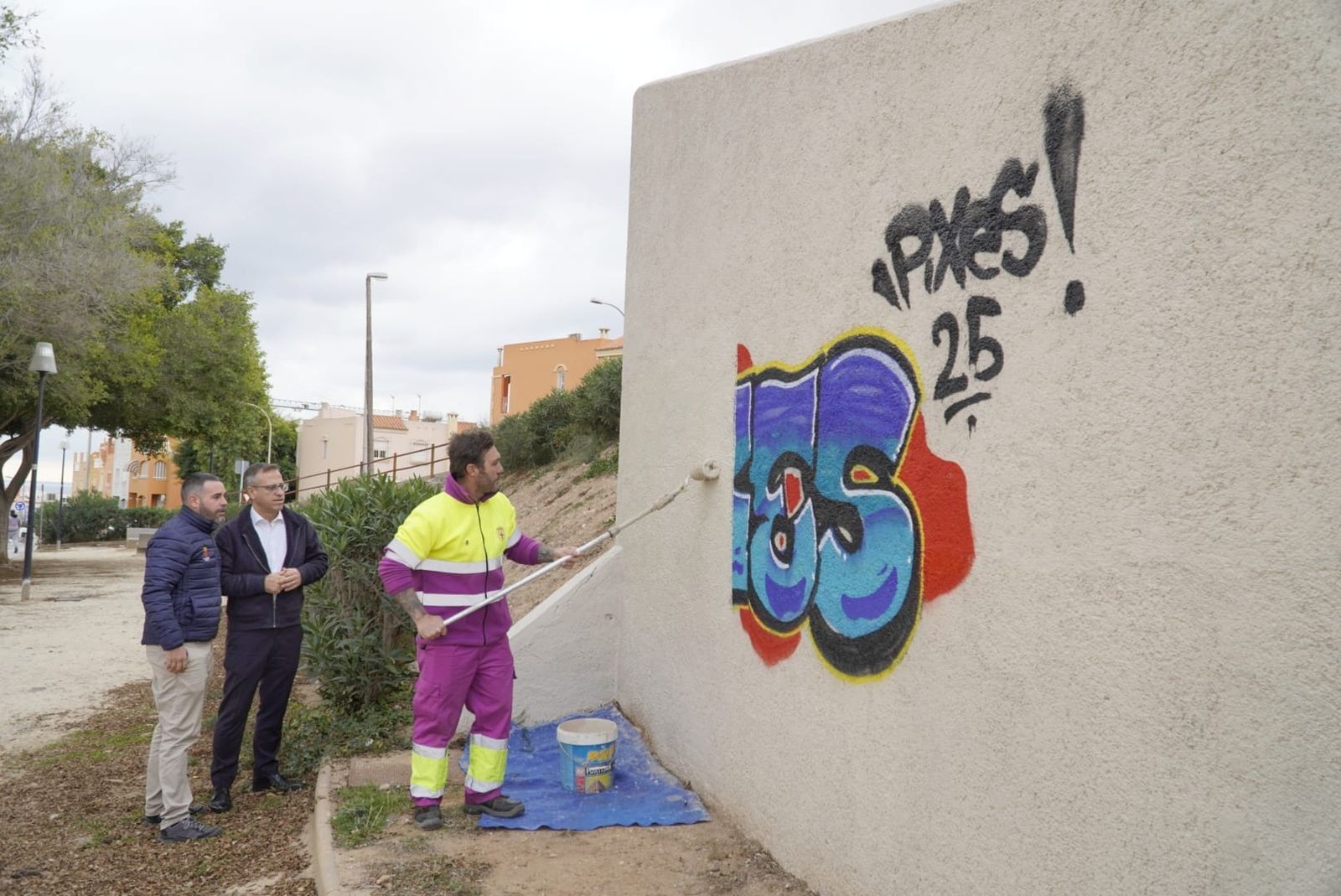 Limpieza de grafitis a lo largo d eAlmería capital.
