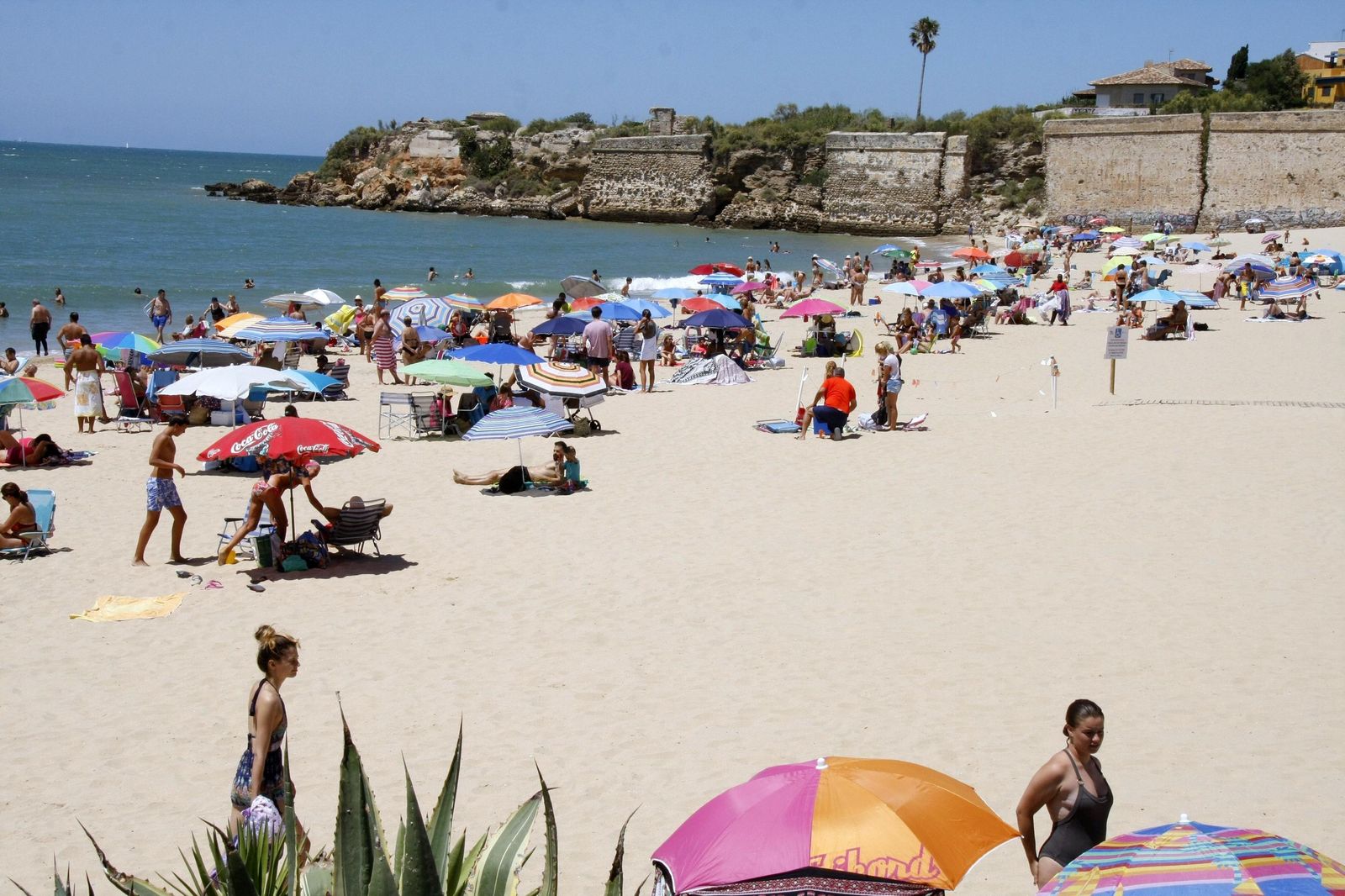 Una imagen de la playa de La Calita, en El Puerto de Santa María. Arriba, la playa de La Muralla.