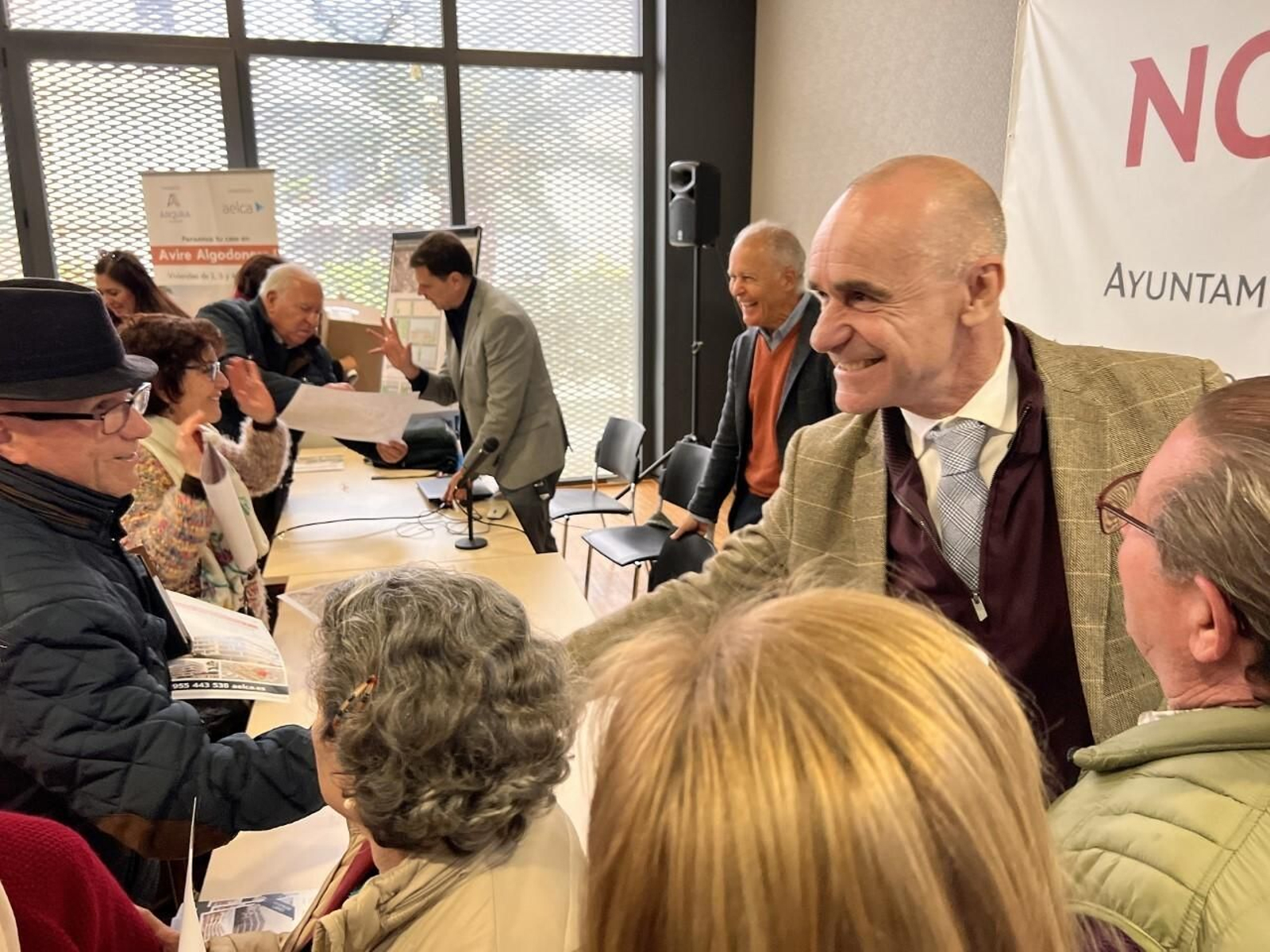 Antonio Muñoz, en un momento del encuentro mantenido con vecinos y comerciantes de Sevilla Este y Alcosa.