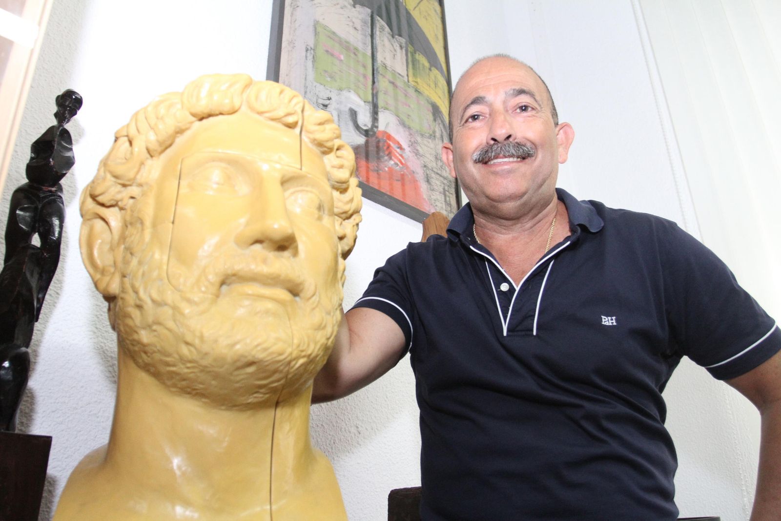 El director de la Escuela de Arte León Ortega, Antonio Díaz, junto a una de sus esculturas, en su despacho del centro.