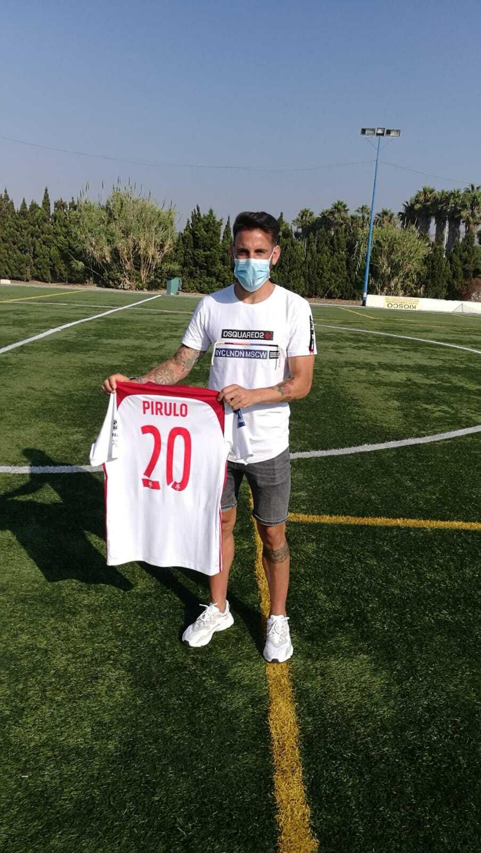 Pirulo, con su camiseta, en el Virgen del Carmen de La Línea