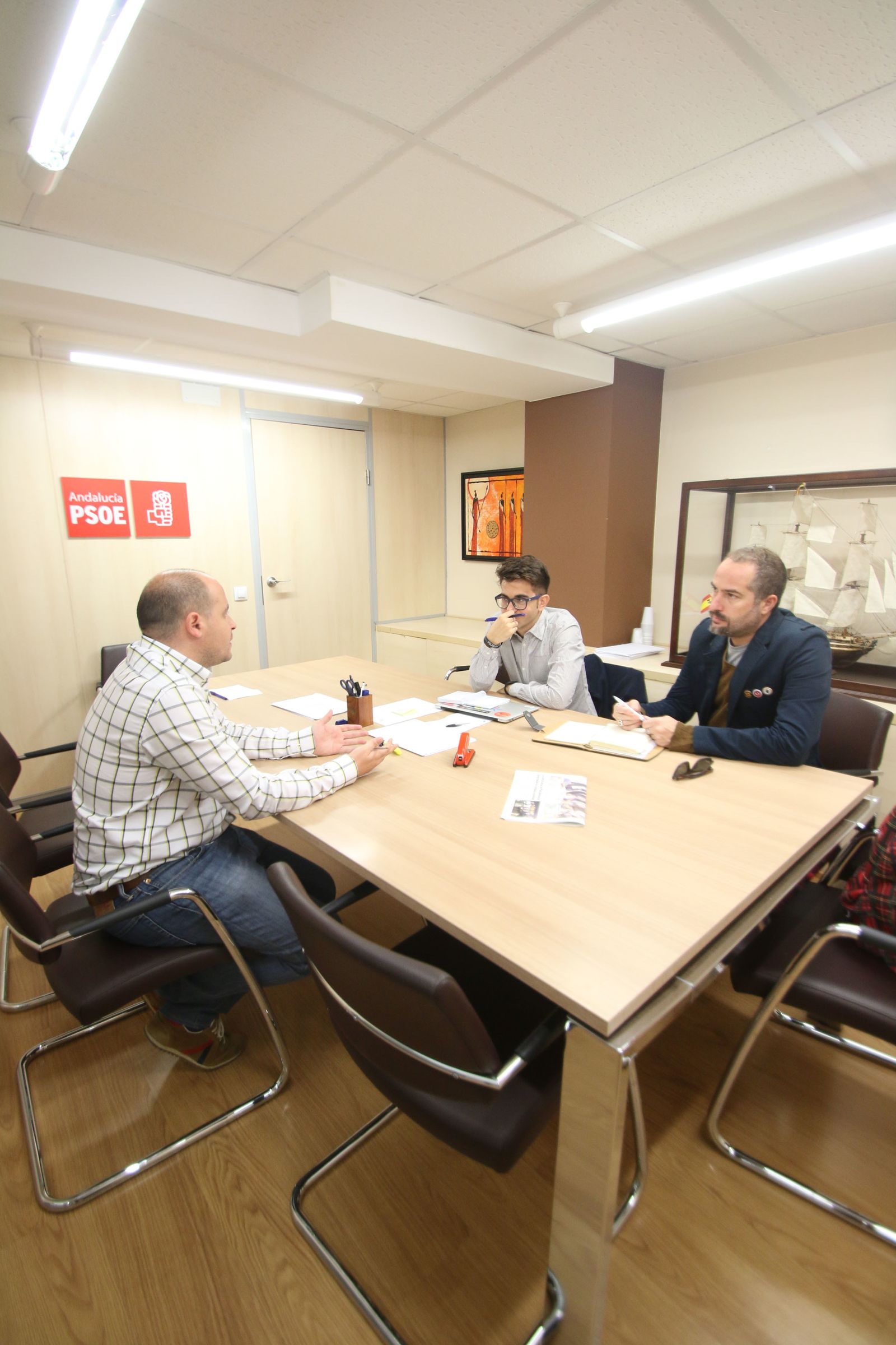 Reunión del coordinador de campaña con el equipo de vídeos del PSOE de Almería