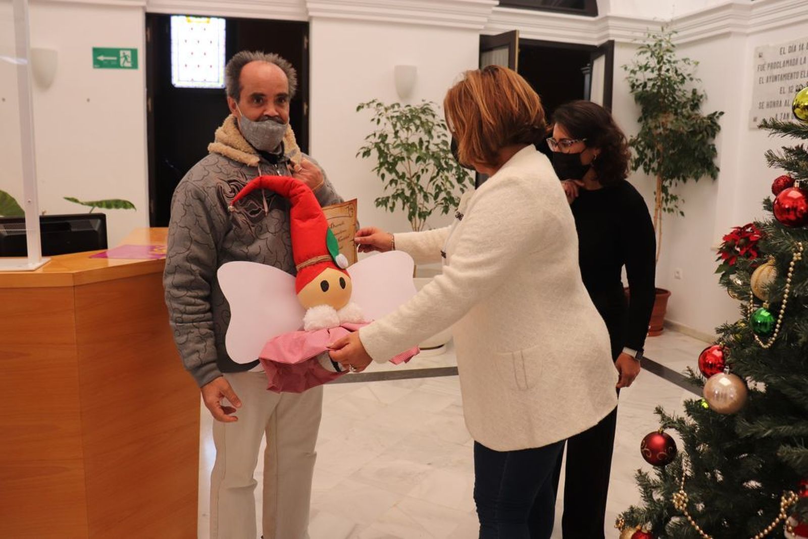 Asprodeme entrega ala alcaldesa el 'Duende de la Navidad'