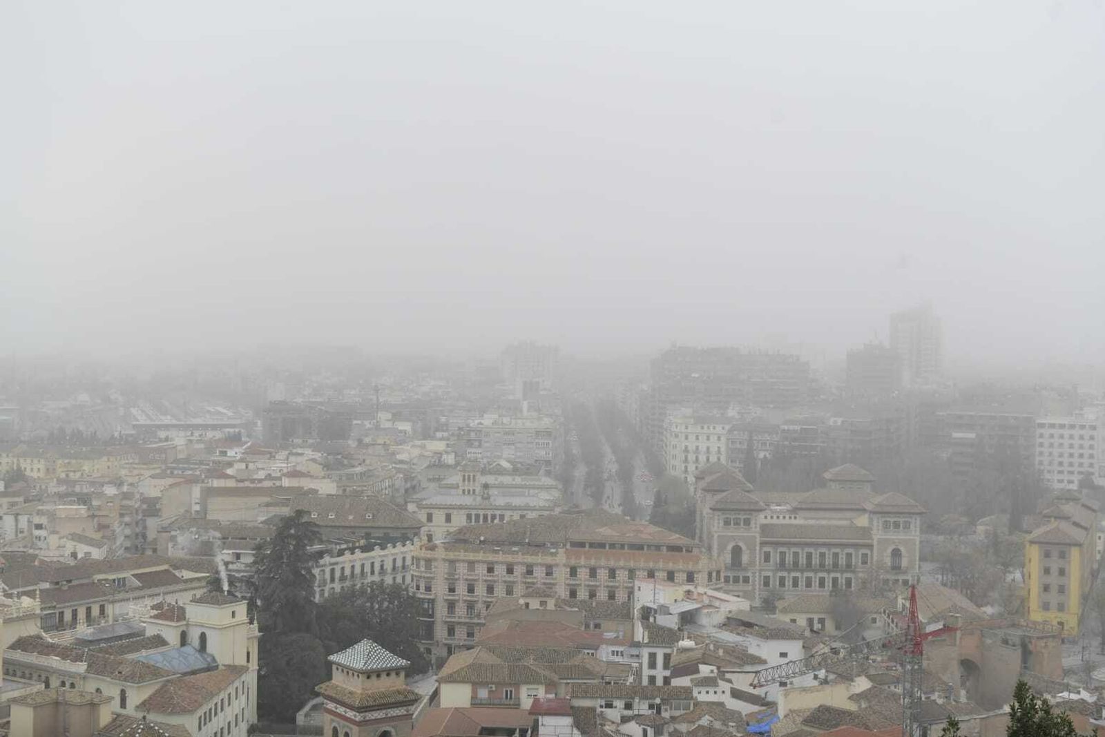 La niebla que ha cubierto Granada este miércoles, en imágenes