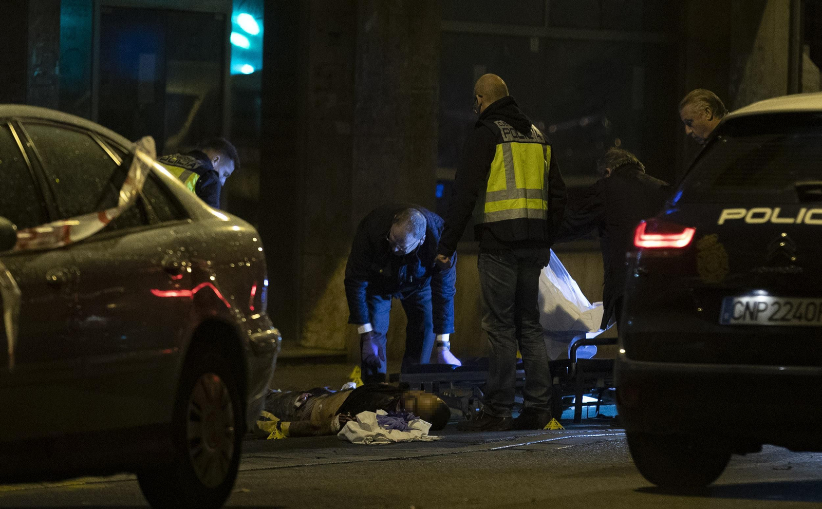 Examen forense al fallecido, que tenía aún los electrodos del hospital pegados al cuerpo.
