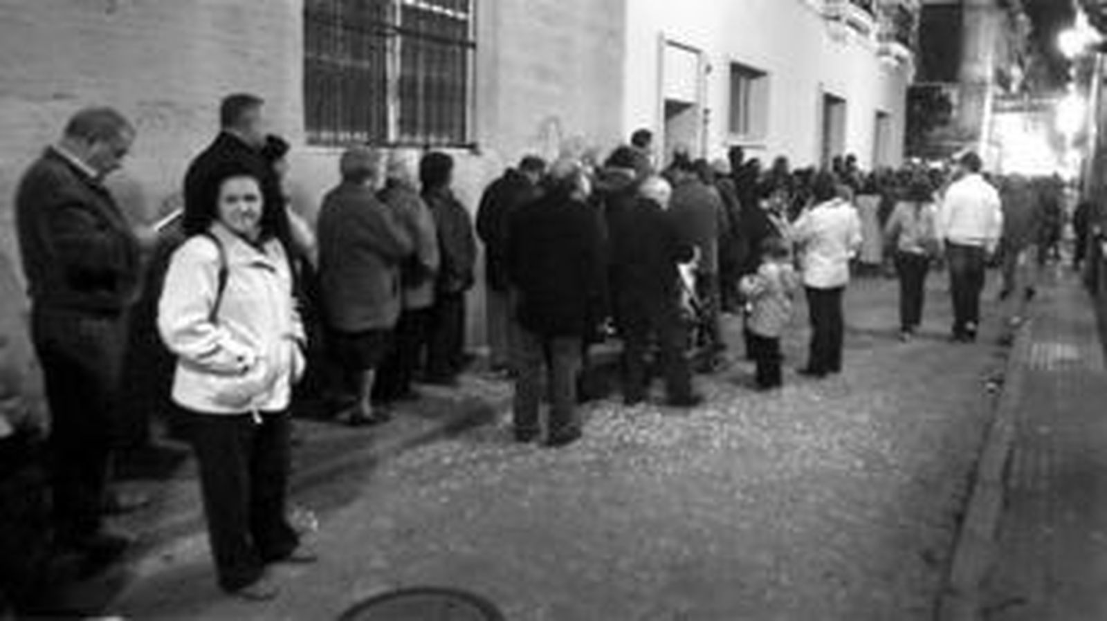 1. Centenares de personas aguardaron cola anoche para hacerse con un par de pestiños y una copita de anís. 2. Cuatro agrupaciones ofrecieron sus coplas en el tablao de la plaza San Francisco, que se llenó de gente. 3. A pesar del frío, muchos asistentes al festejo gastronómico no se resistieron a comer helado. / FOTOS: José braza