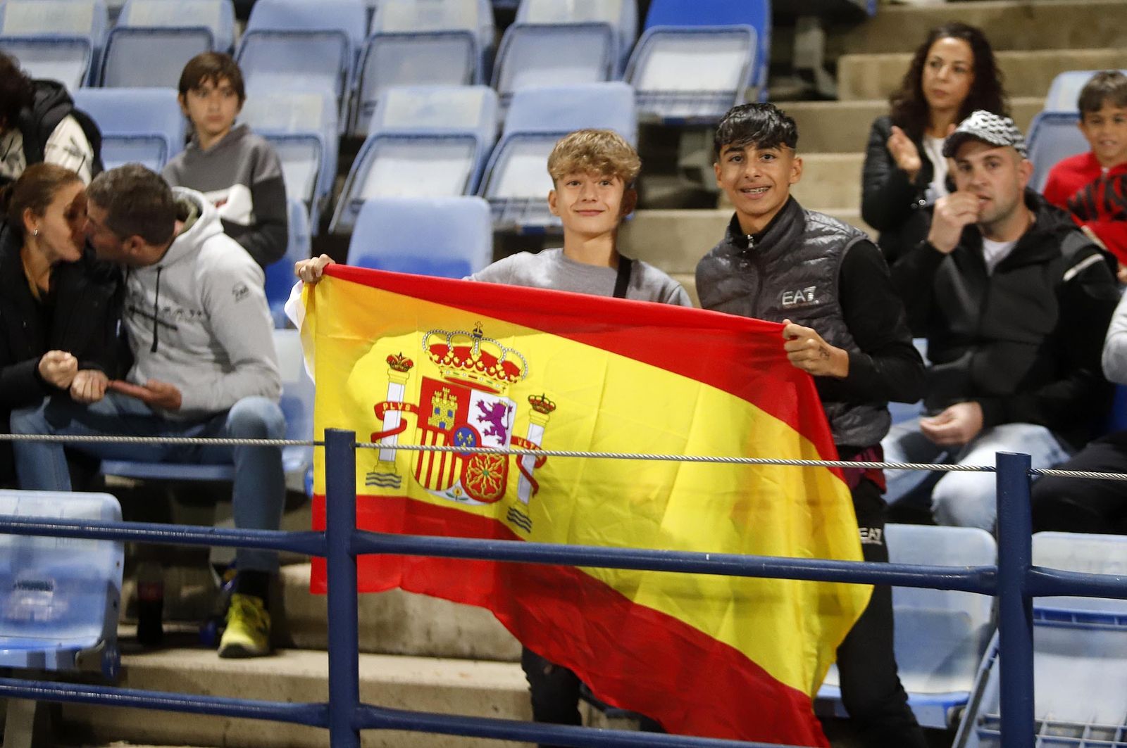 Gran ambiente para ver la selección española sub-21 en Huelva