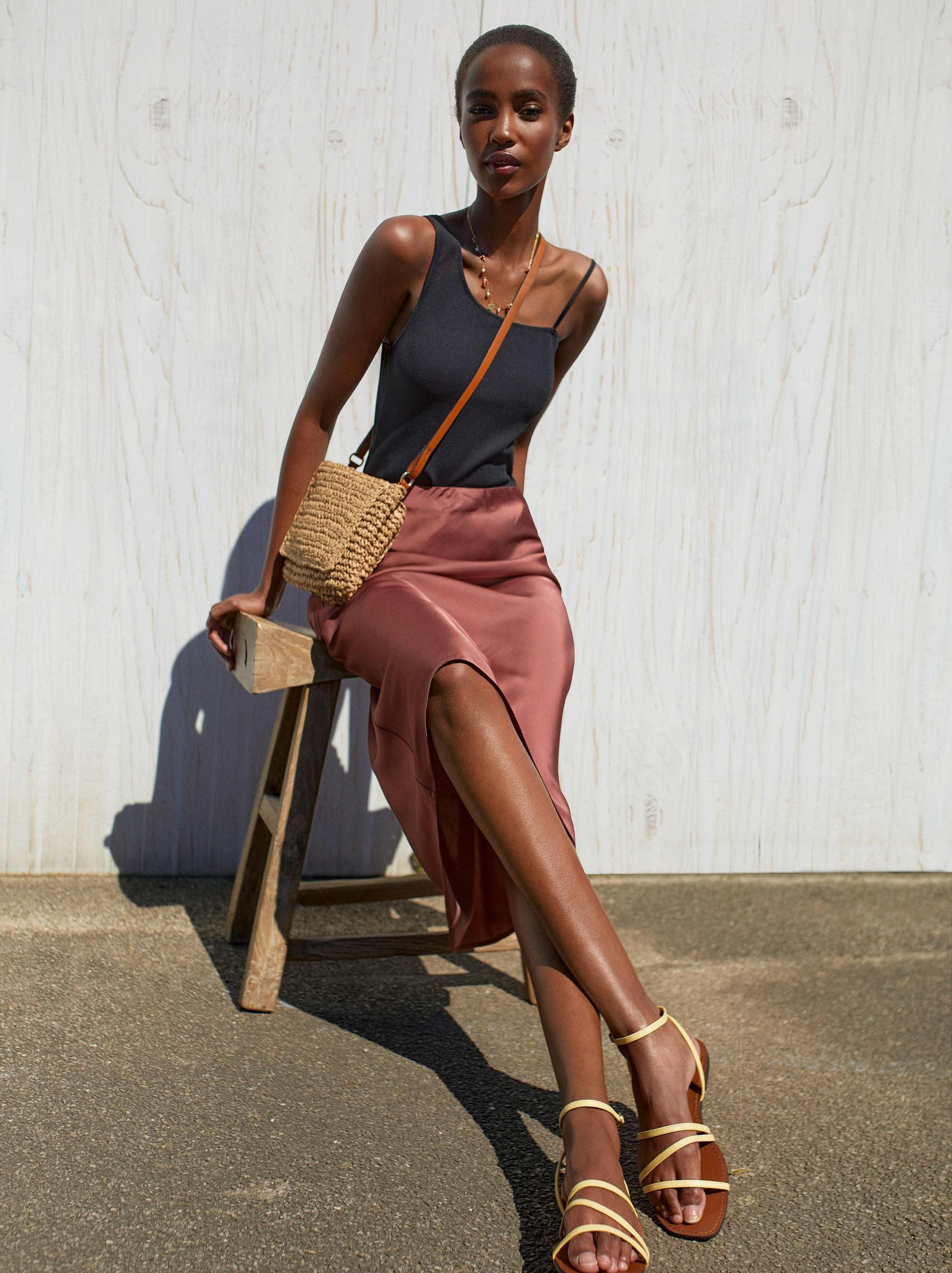 La falda midi de Parfois en color teja.