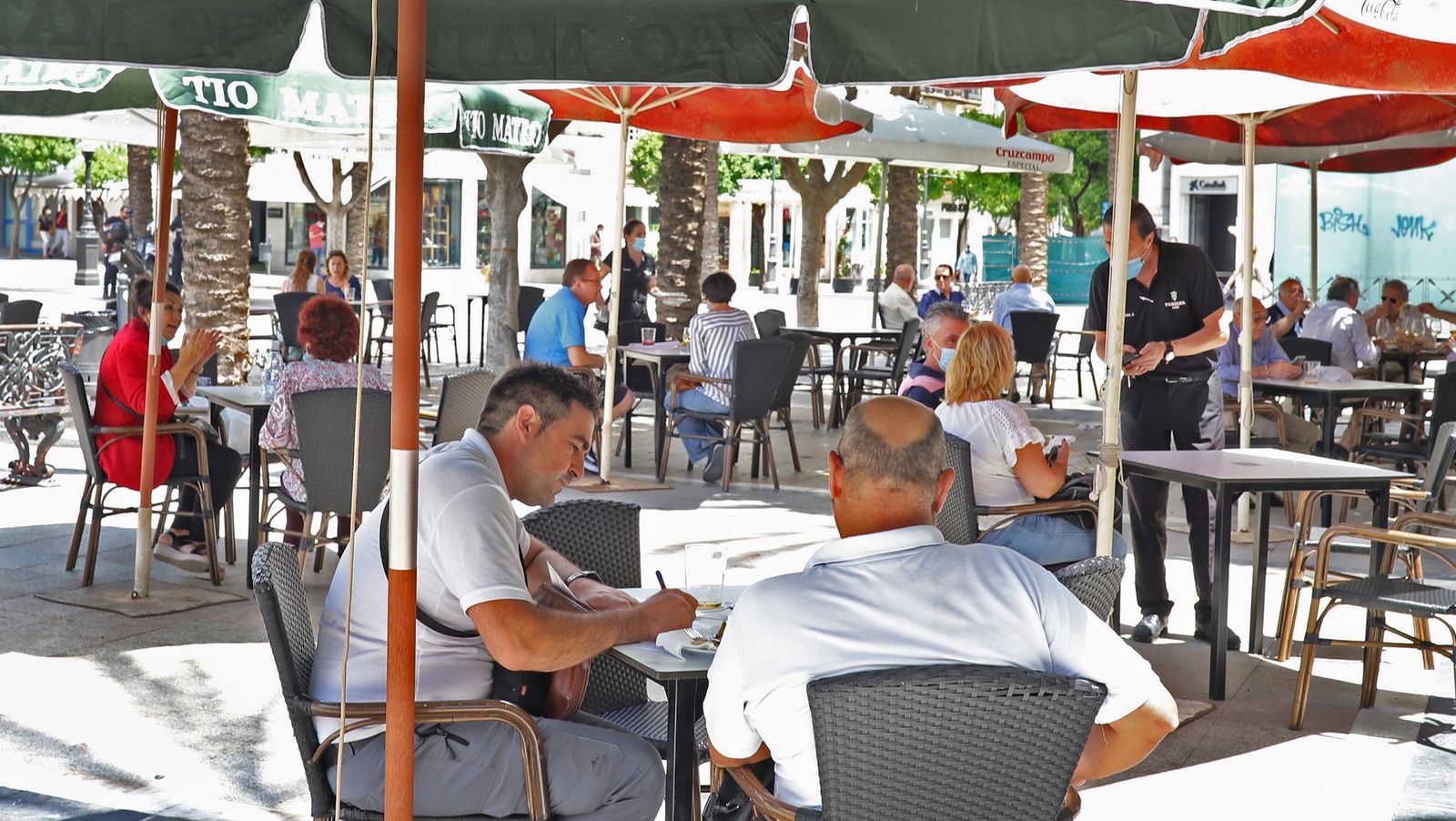 Imágenes de restaurantes y bares que comienzan la reapertura