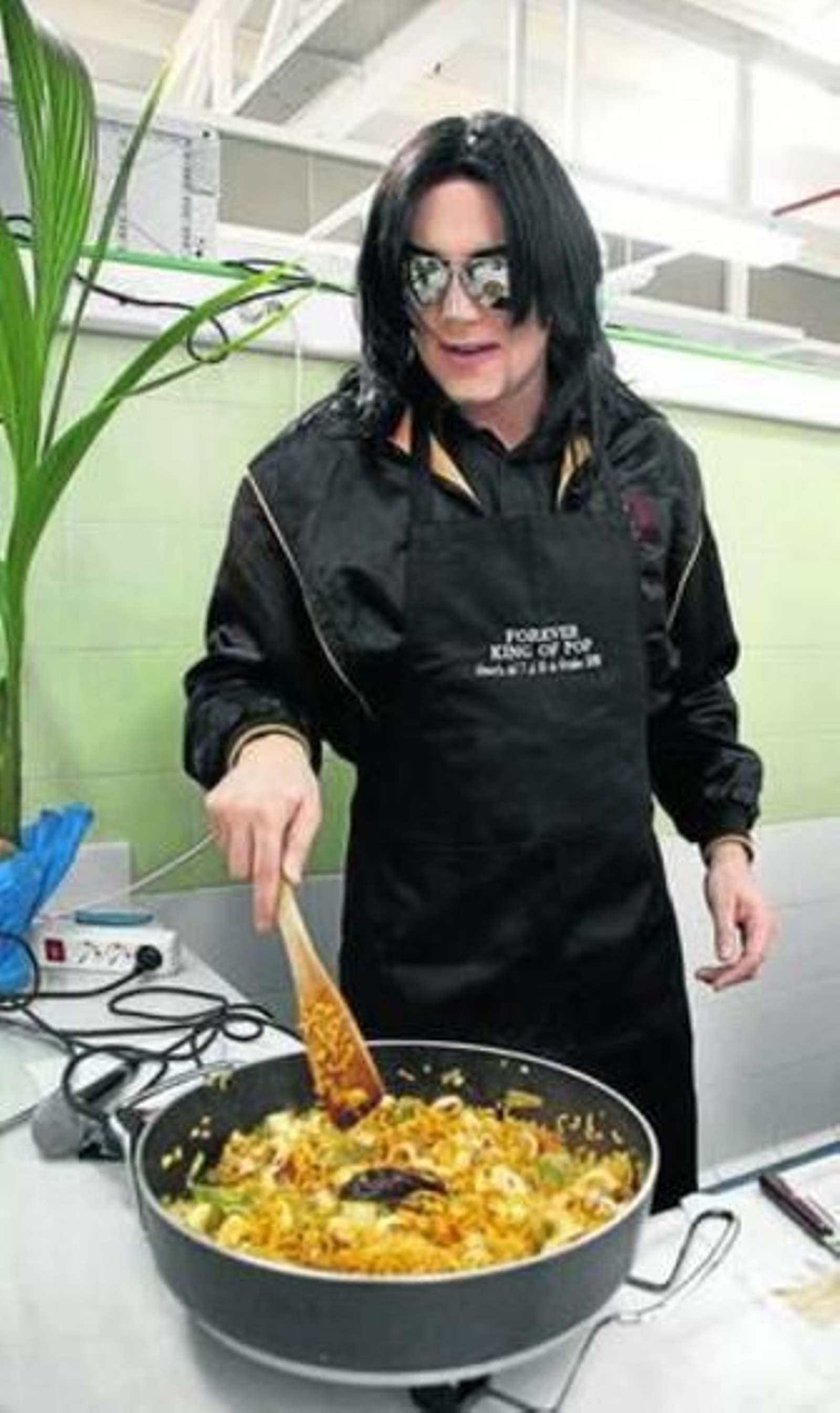 Fran Jackson preparando la fideua en el Mercado Central.