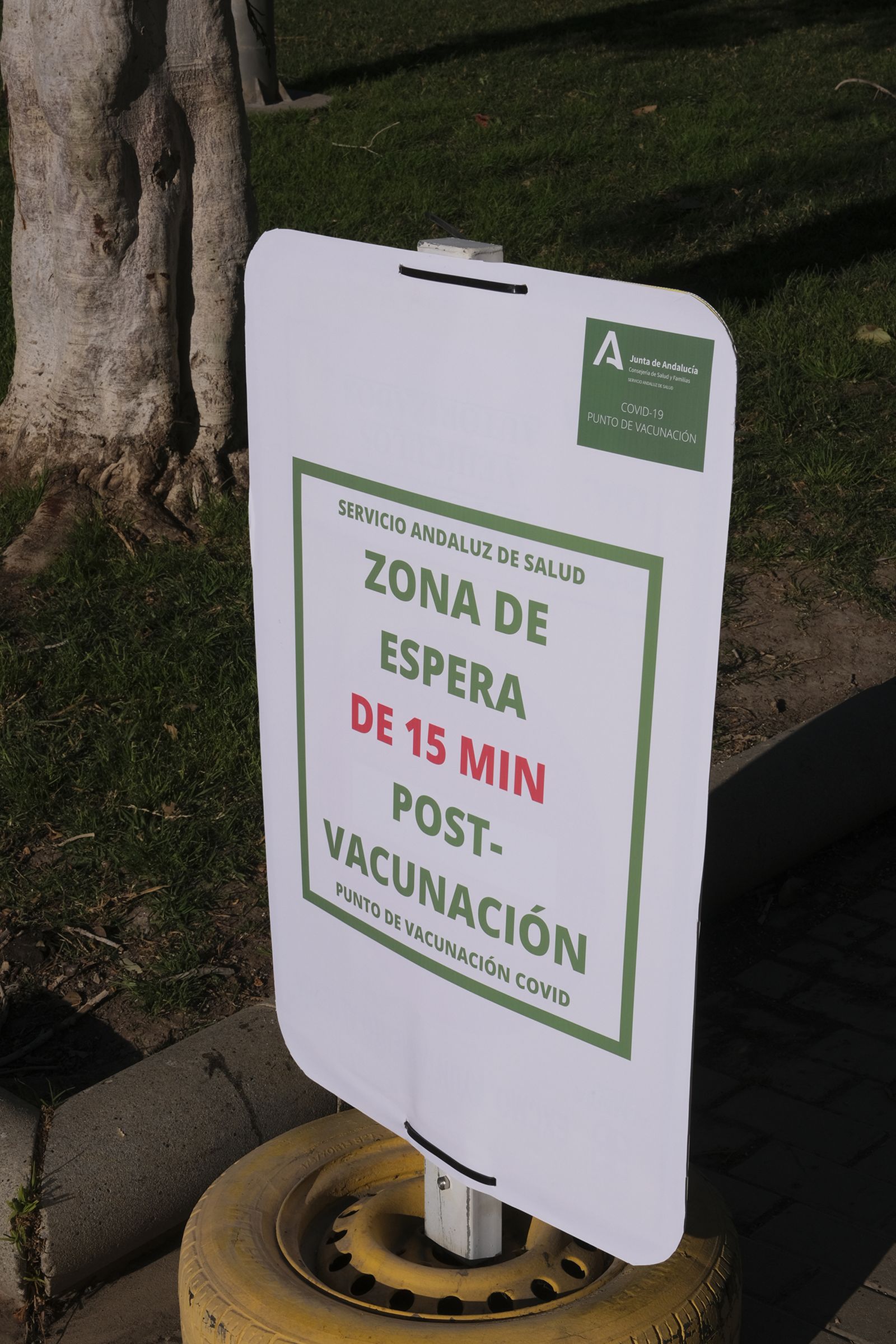 Fotogalería vacunación COVID-19 en el Palacio de los Juegos Mediterráneos. Almería