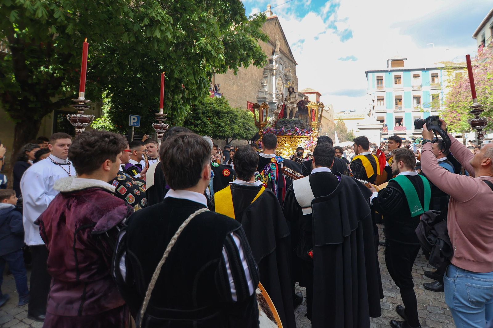 Así vivió Granada la salida de la Hermandad de los Estudiantes 2025