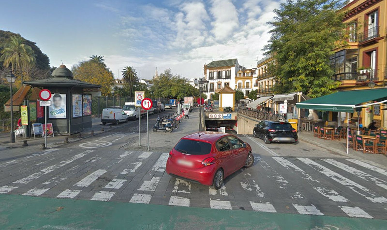 Entrada al parking de Jardines de Murillo.