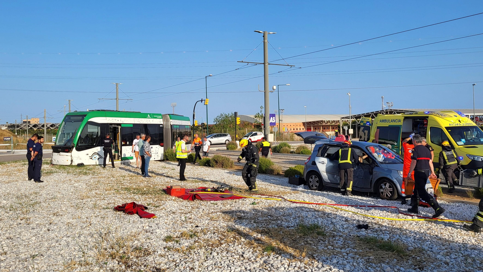 Las fotos del accidente entre el Metro de Málaga y un coche en El Cónsul